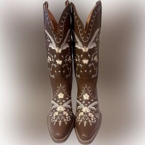 Dingo Brown and White Embroidered Western Boots